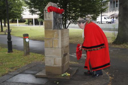 Lord Mayor lays a wreath on VJ Day